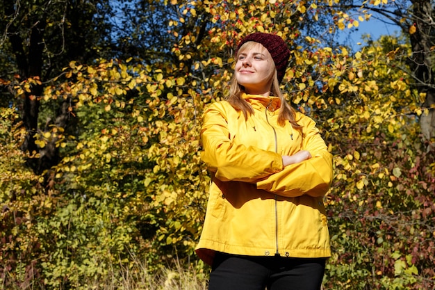 Portret van vrouwen voor herfstbladeren op een heldere dag. herfst concept