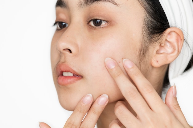 Portret van witte vrouw die haar dagelijkse skincareroutine doet