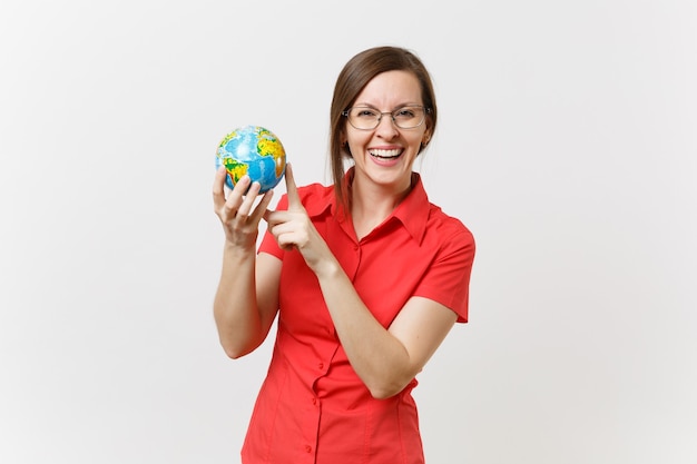 Portret van zaken of leraar vrouw in rood shirt houden in handpalmen Earth globe geïsoleerd op een witte achtergrond. Probleem van milieuvervuiling. Stop natuurafval, milieubeschermingsconcept.