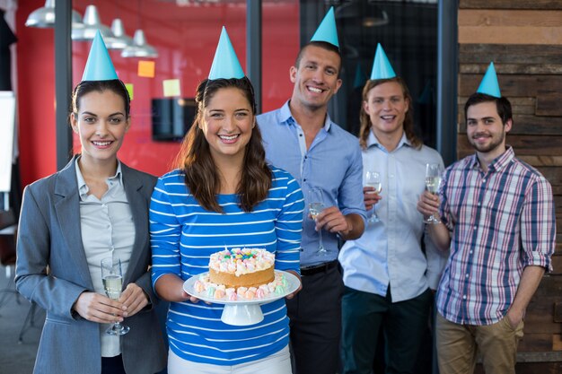 Portret van zakenlui die de verjaardag van hun collega's vieren