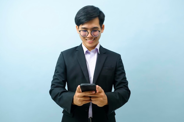 Foto portret van zakenman die smartphone gebruikt