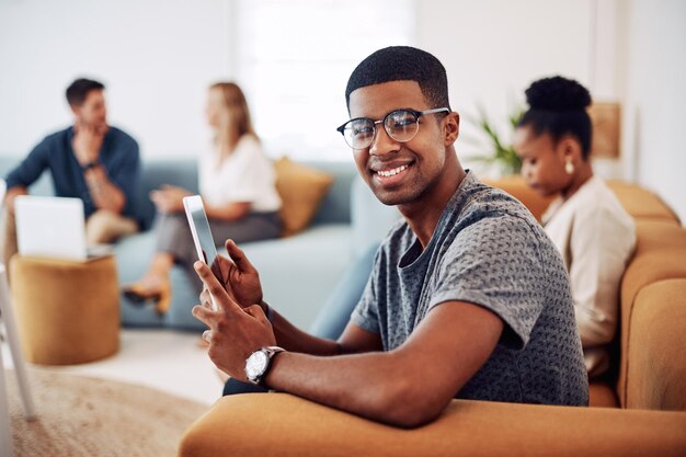 Portret van zakenman en bank met tablet of team voor onderzoeksambitie of toekomst op kantoor Mannelijke persoon of creatieve werknemer met een glimlach op technologie voor online browsen of opstarten op de werkplek