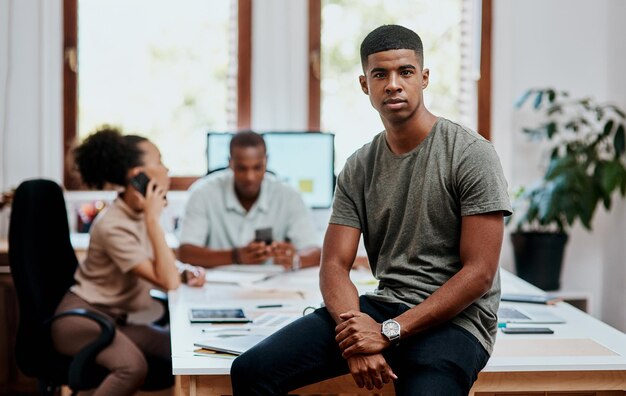 Portret van zakenman en teamleider met vertrouwen voor verbetering of ontwikkeling van de zakelijke missie op kantoor Jonge man of werknemer in een creatief agentschap of start-up met ambitie voor een baan of carrière