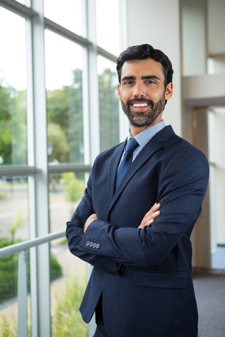 Foto portret van zakenman lachend op conferentiecentrum