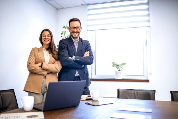 Portret van zakenmensen die op kantoor staan