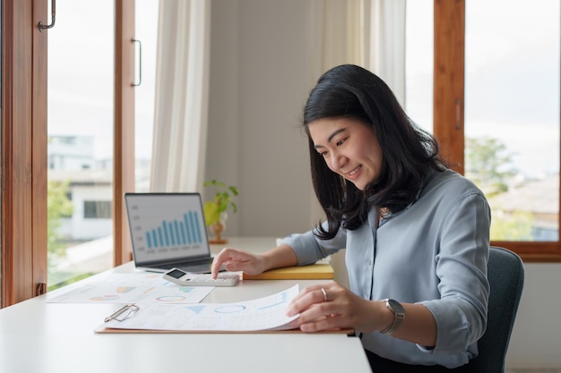 Portret van zakenvrouw controleert de financiële resultaten en het budget account audit concept van het bedrijf