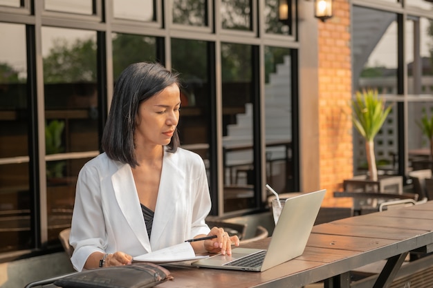 Portret van zakenvrouw in een café met behulp van een laptop