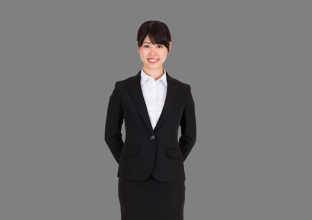 Portret van zakenvrouw met grijze achtergrond