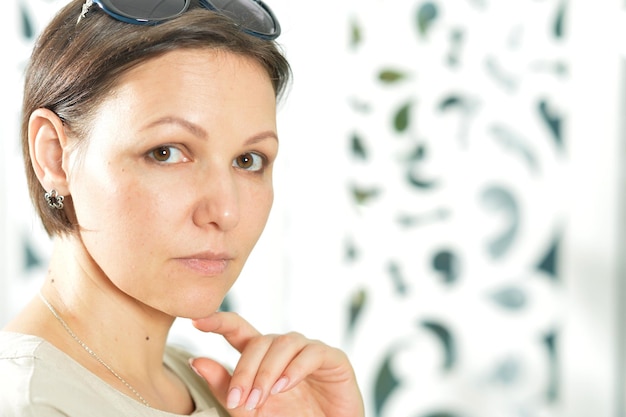 Foto portret van zekere jonge vrouw