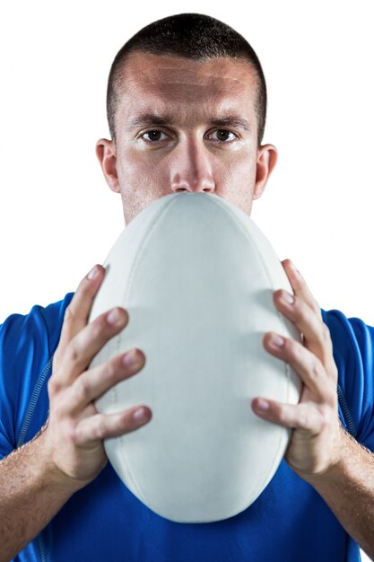 Portret van zekere rugbyspeler in blauwe Jersey-holdingsbal