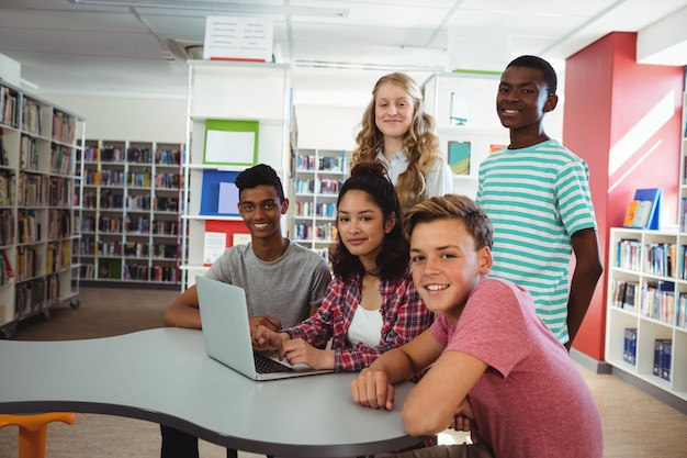 Portret van zekere studenten die aan bureau zitten