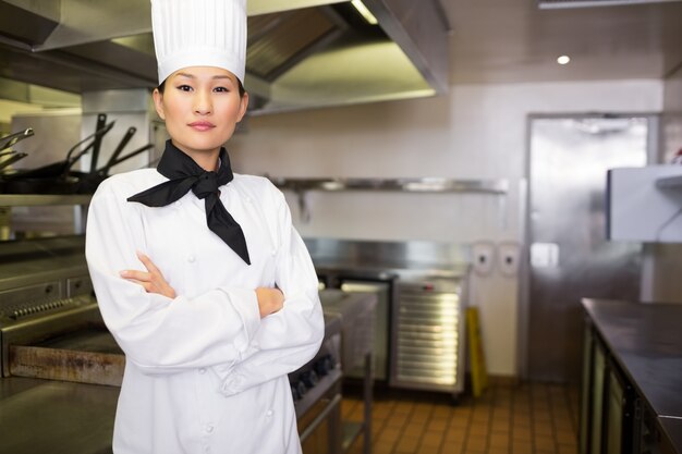 Portret van zekere vrouwelijke kok in keuken