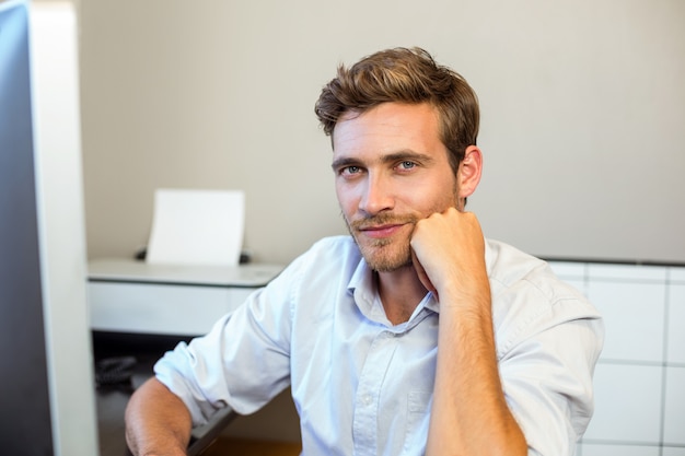 Portret van zekere zakenman in bureau