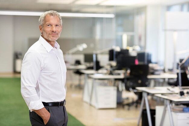 Foto portret van zekere zakenman in bureau