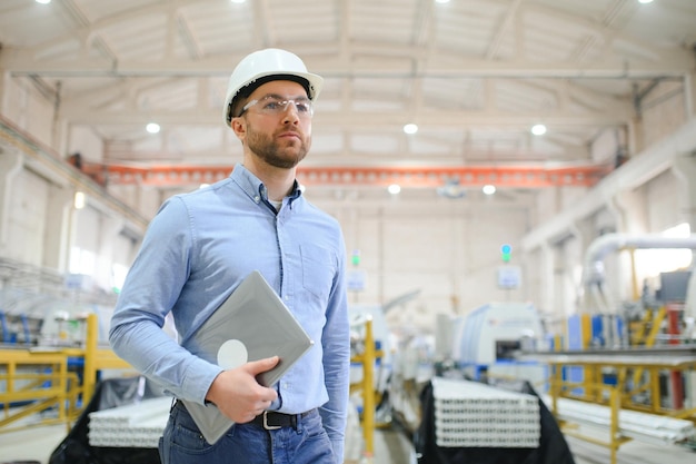 Foto portret van zelfverzekerd knappe technische ingenieur in hardhat