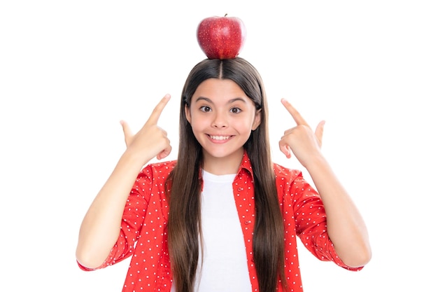 Portret van zelfverzekerd tienermeisje met appel die een gezonde snack gaat eten Gezondheidsvoeding, diëten en vitamines voor kinderen Portret van gelukkig lachend tienermeisje