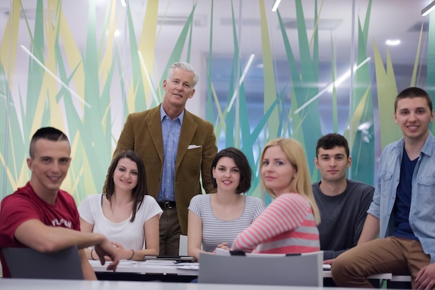 portret van zelfverzekerde leraar, studentengroep op de achtergrond