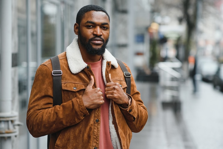 Foto portret van zelfverzekerde trendy ernstige afrikaanse man in stijlvolle outfit