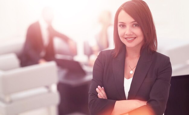 Portret van zelfverzekerde zakenvrouwen op onscherpe achtergrond office