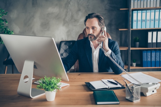 Portret van zijn aardige, aantrekkelijke, gefocuste, drukke man, verzekering, verkoopexpert, adviesbureau, klant, investeerder, bankservice, ondersteuningsaccount, op moderne loft, industriële werkplek, binnenshuis