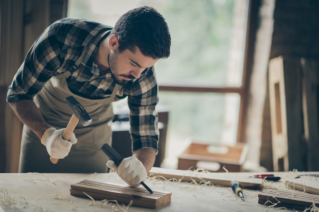 Portret van zijn hij mooie aantrekkelijke gerichte ervaren professionele kerel deskundige specialist maken van project opstarten nieuw modern huis huis ontwerp op moderne industriële loft-stijl interieur binnenshuis