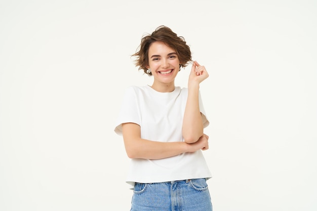 Portret van zorgeloze vrouw lachend poserend met vertrouwen, zelfverzekerd en glimlachend staande