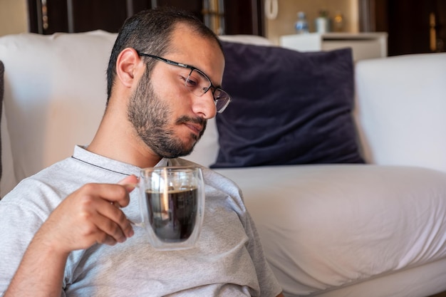 Portret voor mannelijke holding kopje koffie