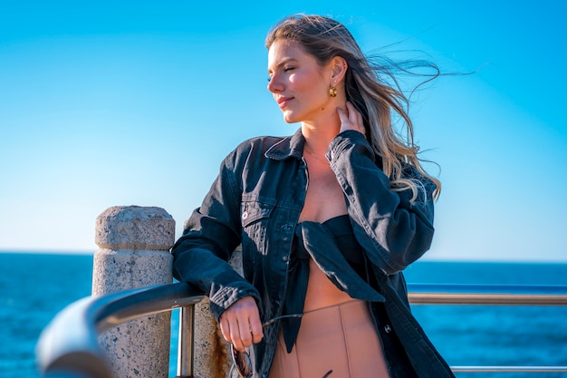 portret vrouw aan zee