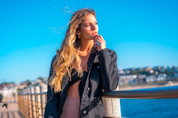 portret vrouw aan zee