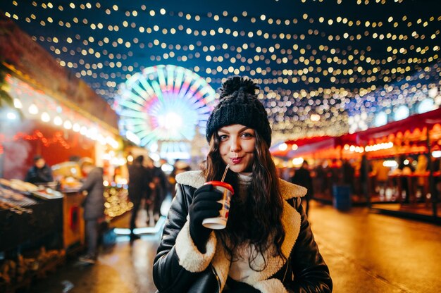 portret vrouw bij Christmas Fairy warme chocolademelk drinken