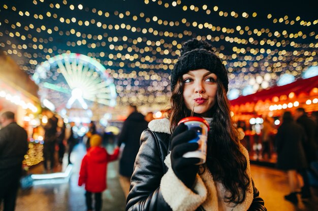 portret vrouw bij Christmas Fairy warme chocolademelk drinken