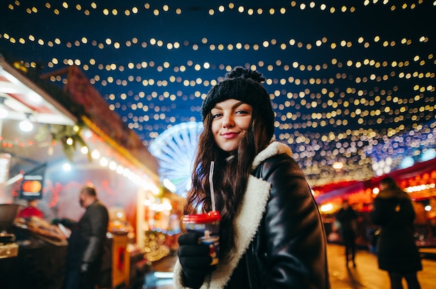 Portret vrouw bij christmas fairy warme chocolademelk drinken