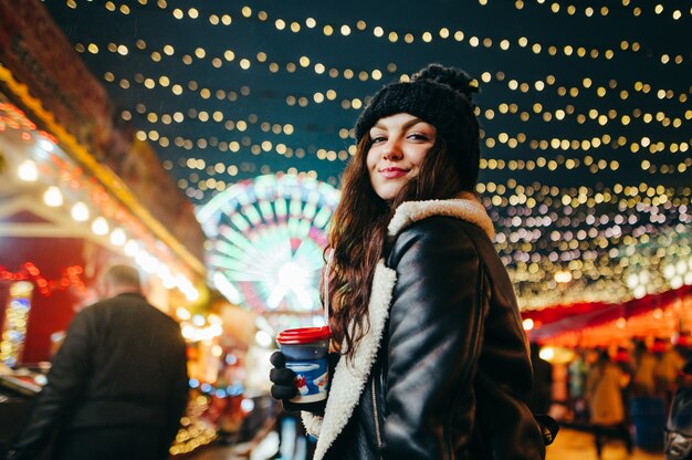 Portret vrouw bij christmas fairy warme chocolademelk drinken