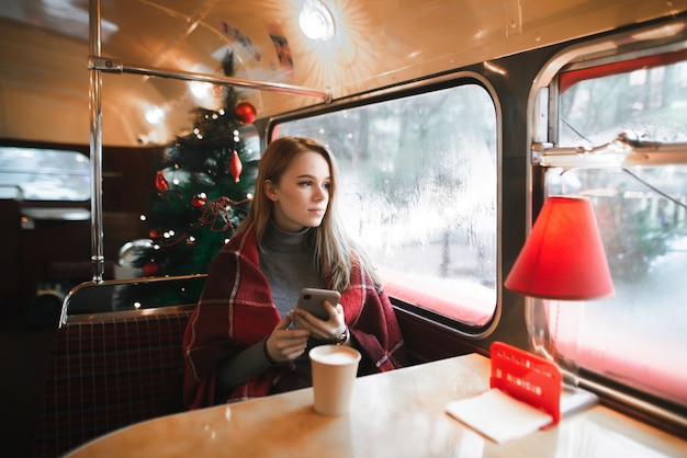 portret vrouw bij coffeeshop