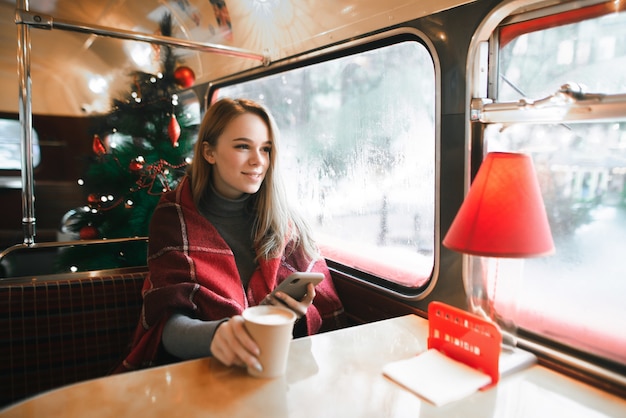 portret vrouw bij coffeeshop