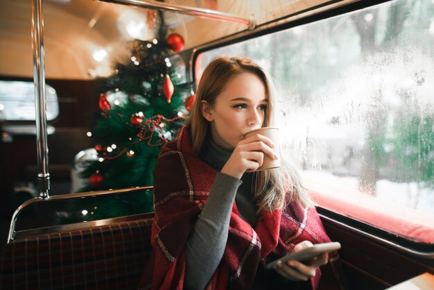 Portret vrouw bij coffeeshop