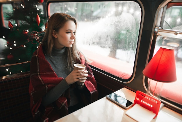 portret vrouw bij coffeeshop