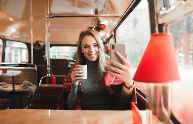 portret vrouw bij coffeeshop