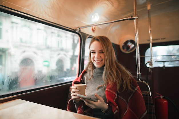 portret vrouw bij coffeeshop