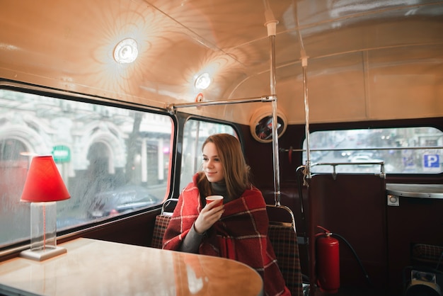 portret vrouw bij coffeeshop