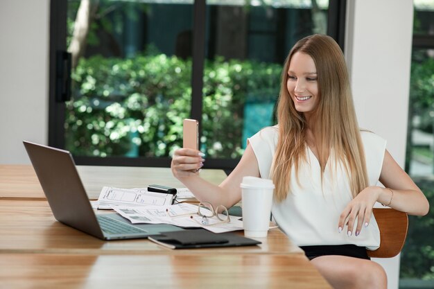 portret vrouw die op laptop werkt