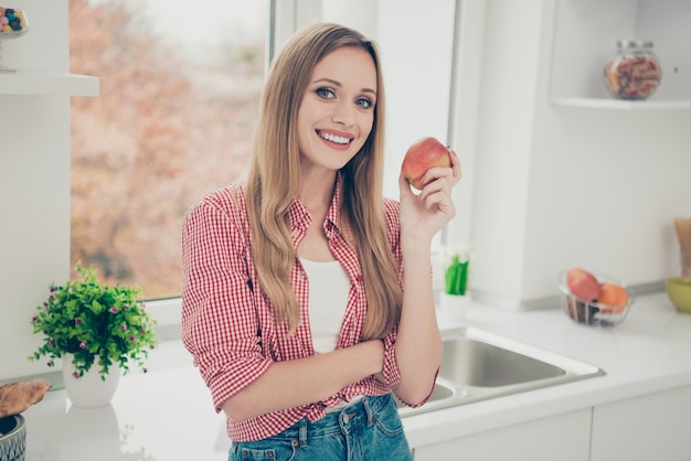 portret vrouw eet appel