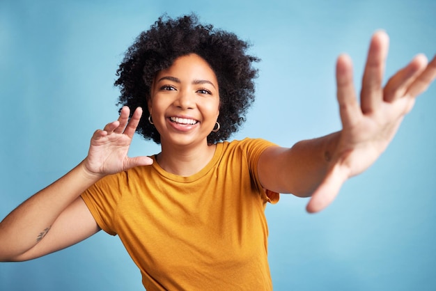 Portret vrouw en dans op studio blauwe achtergrond met gelukkig vertrouwen in de universiteit met casual stijl Meisjesglimlach en opgewonden dansen voor modepromotie of aankondiging