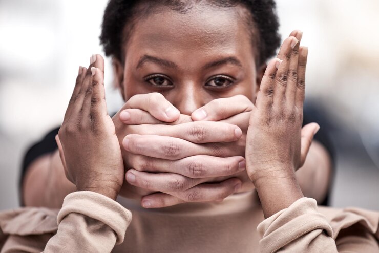 Foto portret vrouw en hand op mond voor stilte met mishandeling huiselijk geweld of verschrikking van gijzelaar ontvoeren van zwarte persoon en slachtoffer van gevaar dreiging of seksuele intimidatie met angst en verdriet buiten
