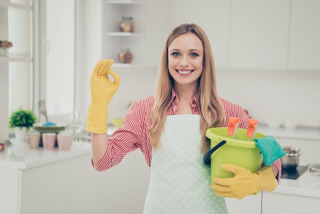 portret vrouw het huis schoonmaken