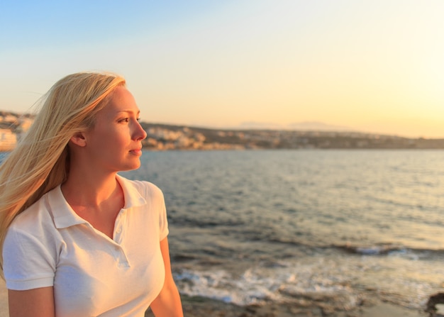 Portret vrouw in een zomer tegen de achtergrond