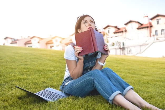 Portret vrouw in park met laptop