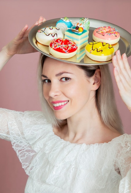 Foto portret vrouw koekjes eten