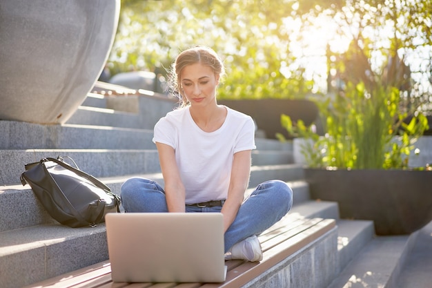 portret vrouw met behulp van laptop