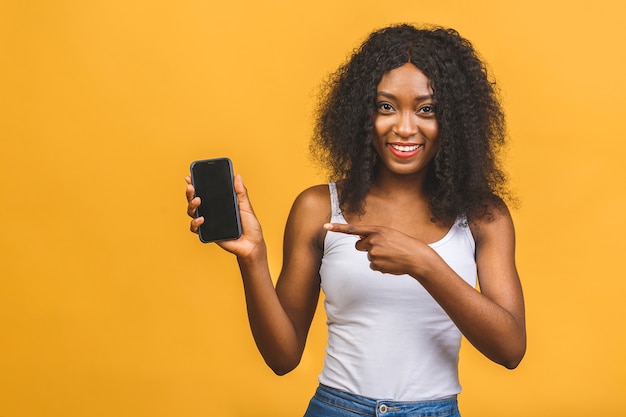 Portret vrouw met behulp van telefoon